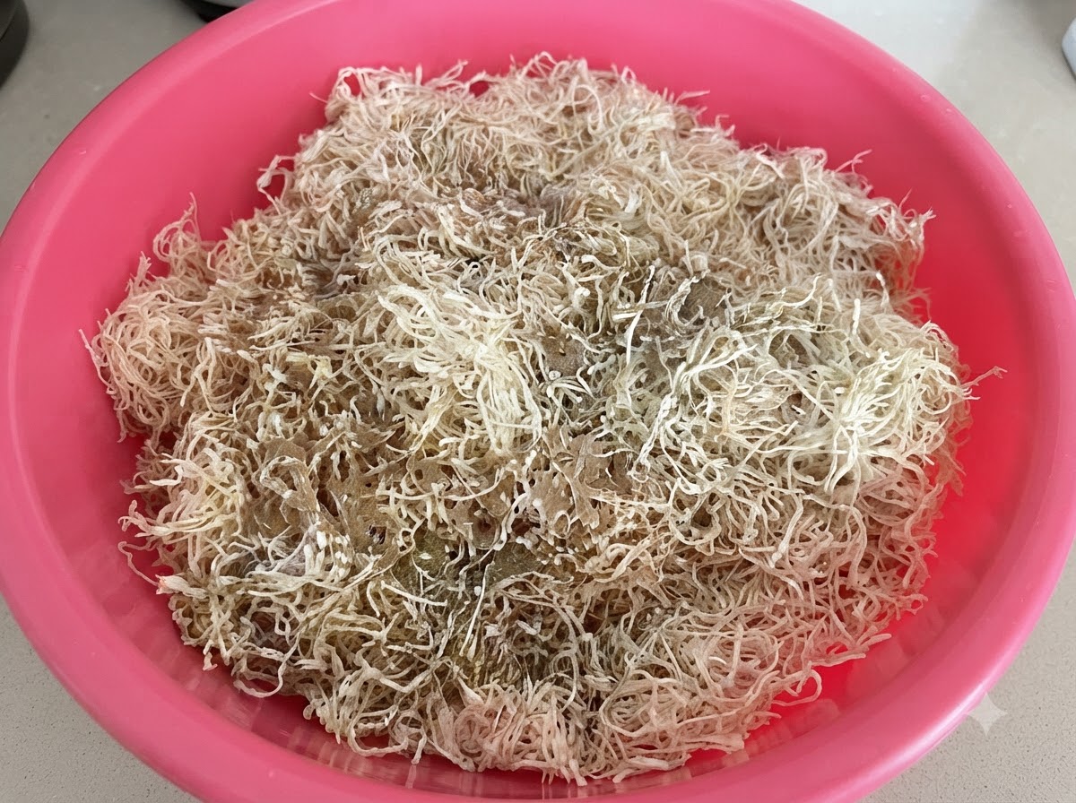 Spezie, peperoncino in polvere e farina di riso macinata appoggiati sopra ravanelli essiccati sminuzzati in una bacinella rosa.