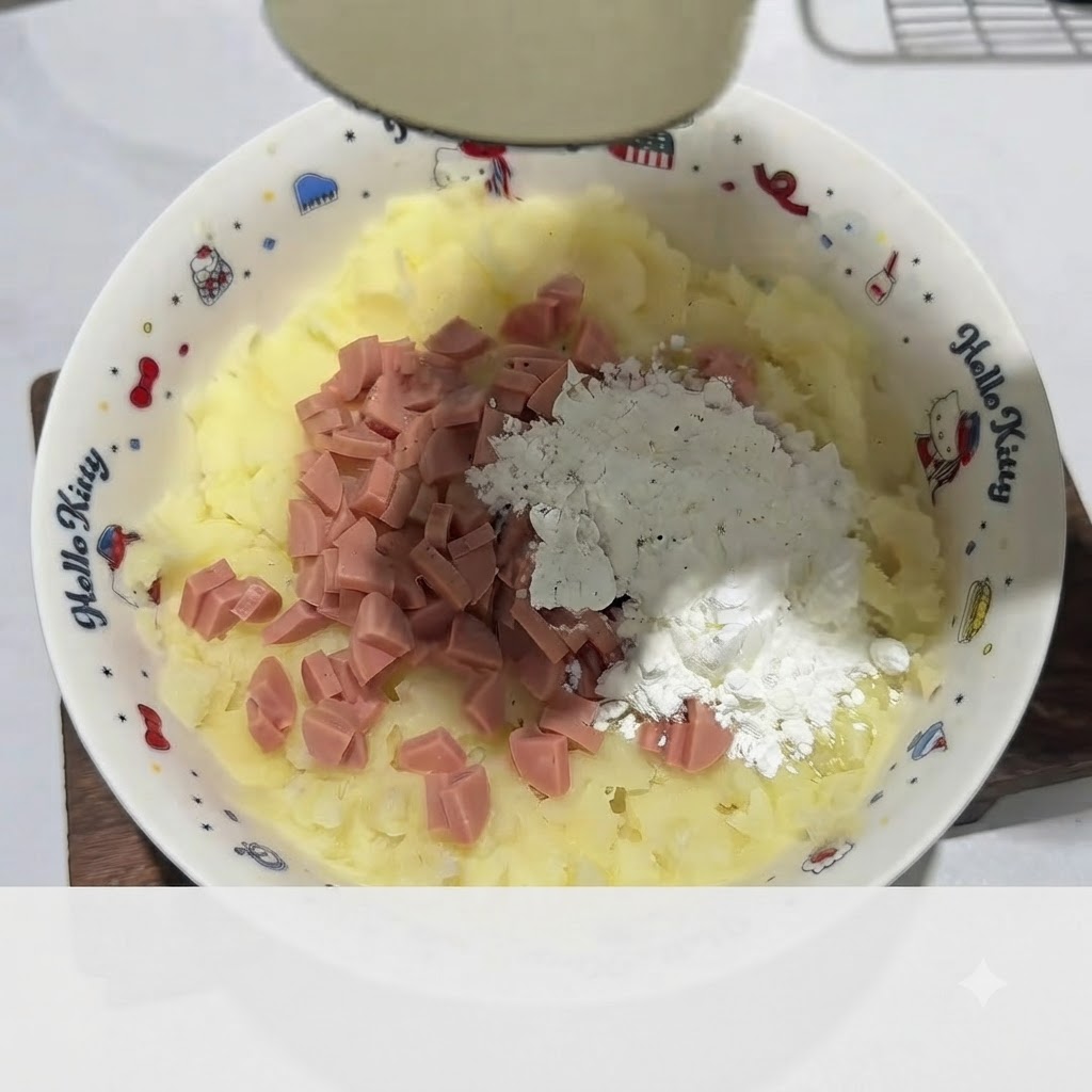 Mano con guanto che impasta il composto di patate con prosciutto e amido formando un panetto allinterno della ciotola bianca.