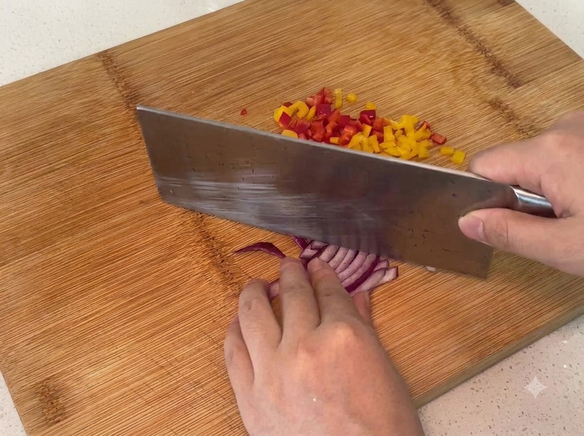 Cipolla rossa tagliata a piccoli pezzi su un tagliere di legno.