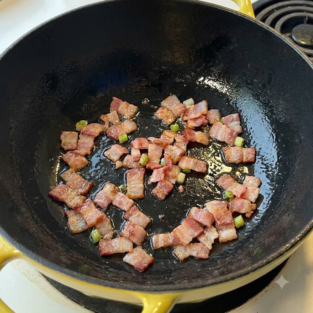 Pezzi di bacon che sfrigolano e friggono in una padella scura.