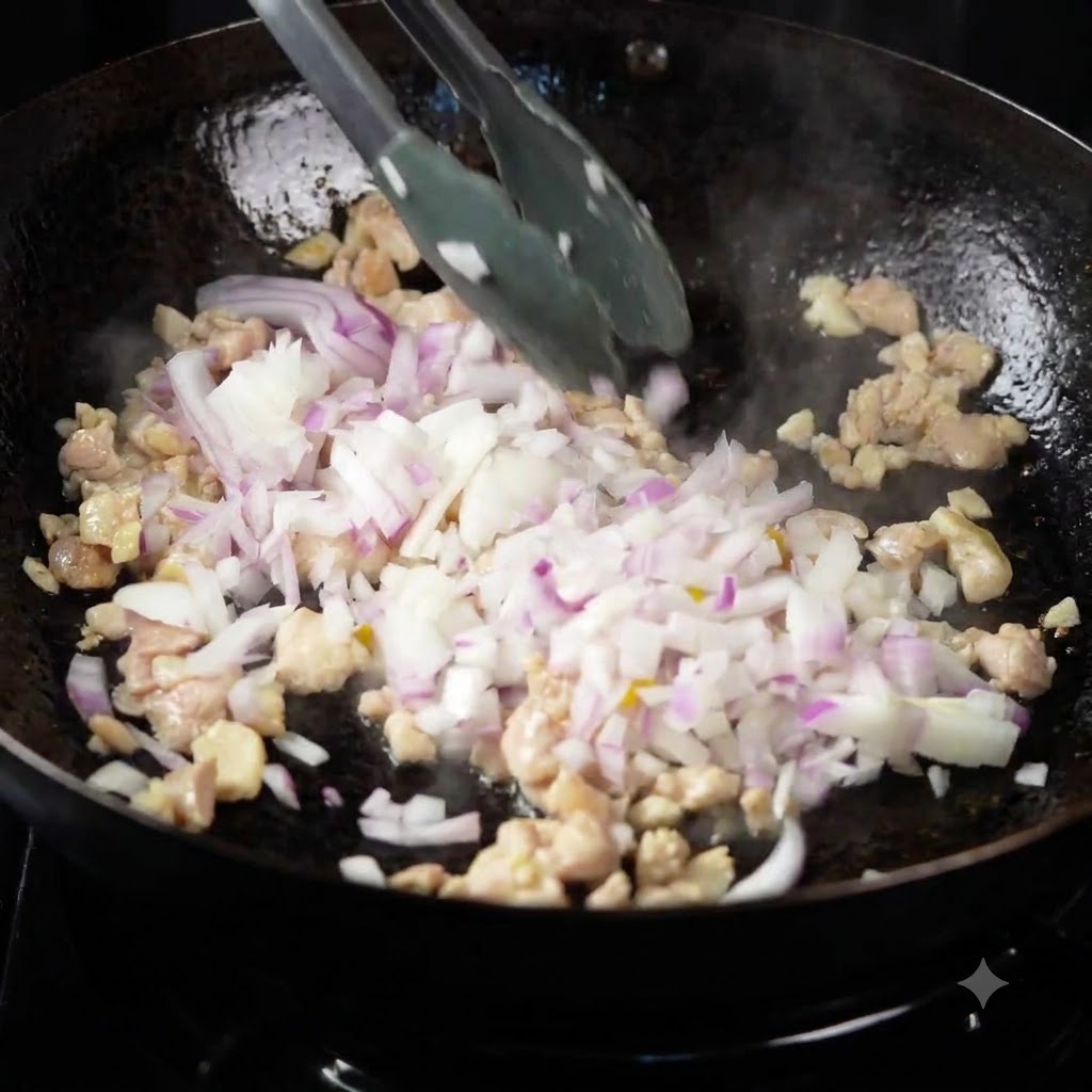 Peperoni multicolori, cipolle e zucchine aggiunti al pollo saltato in un wok.