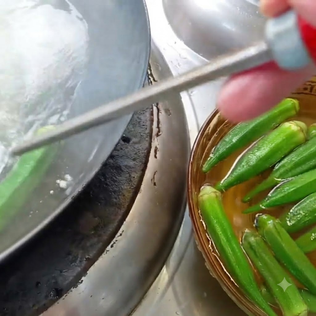 Okra sbollentata in una pentola di acqua bollente accanto a una ciotola di okra marinata.
