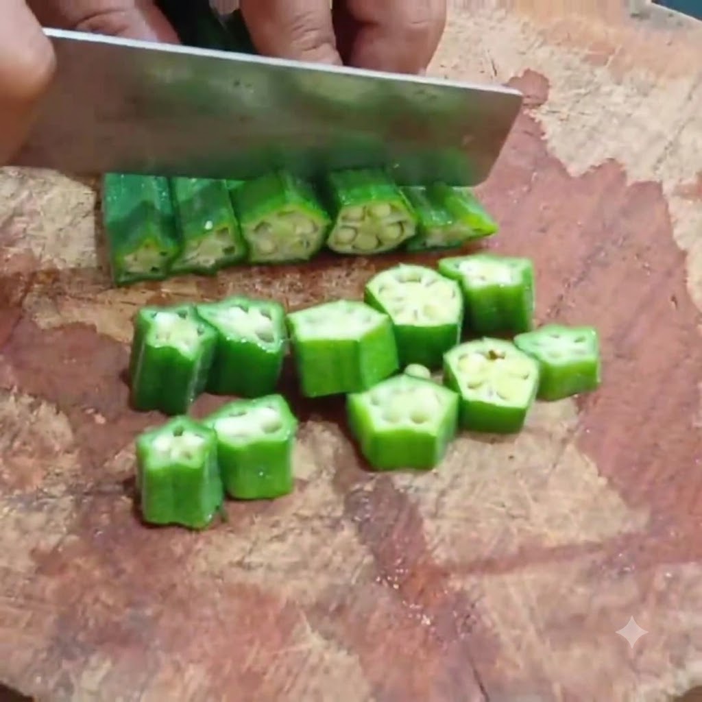 Un coltello da cucina che taglia lokra sbollentata in fette rotonde uniformi su un tagliere di legno.