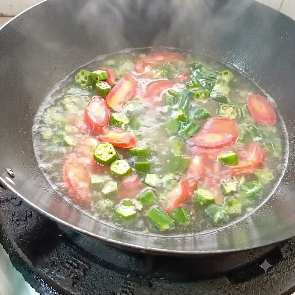 Acqua bollente versata nel wok con le verdure saltate.