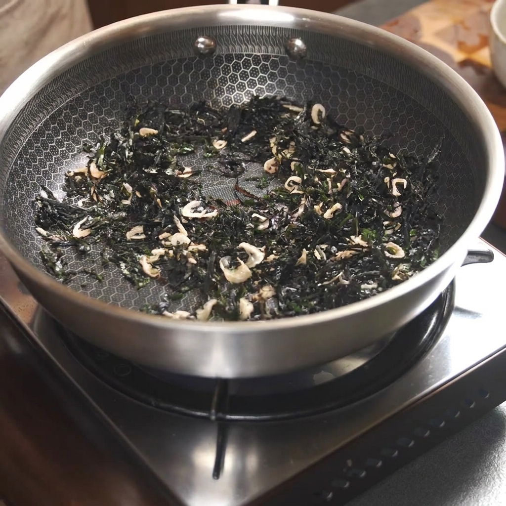 Alghe essiccate e piccoli gamberetti essiccati saltati in padella con luso delle bacchette.