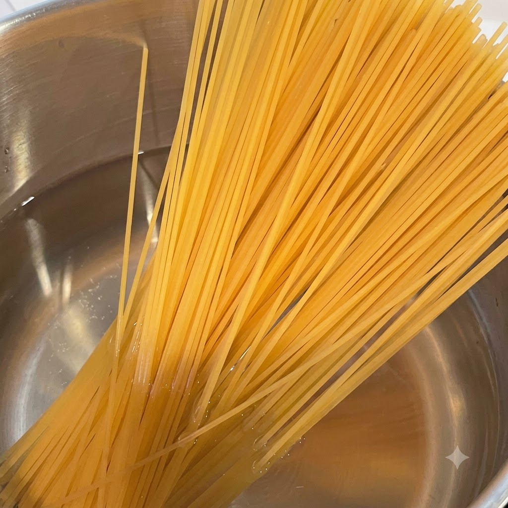 Un mazzetto di spaghetti crudi posizionato sopra una pentola di acqua bollente fumante.
