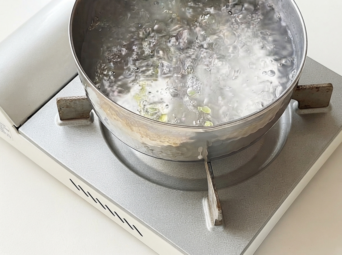 Spaghetti in cottura in una pentola di acqua bollente.