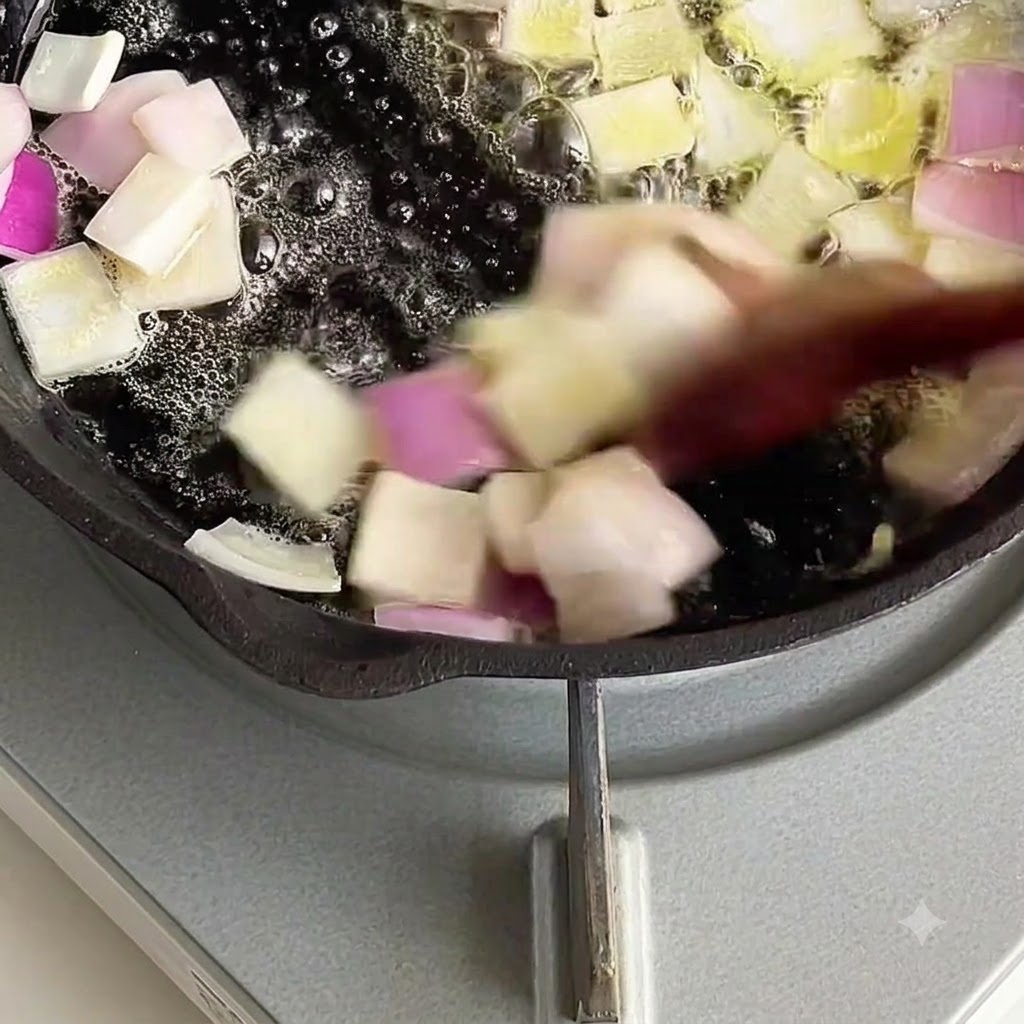 Cipolle a cubetti saltate in padella nel burro fuso.