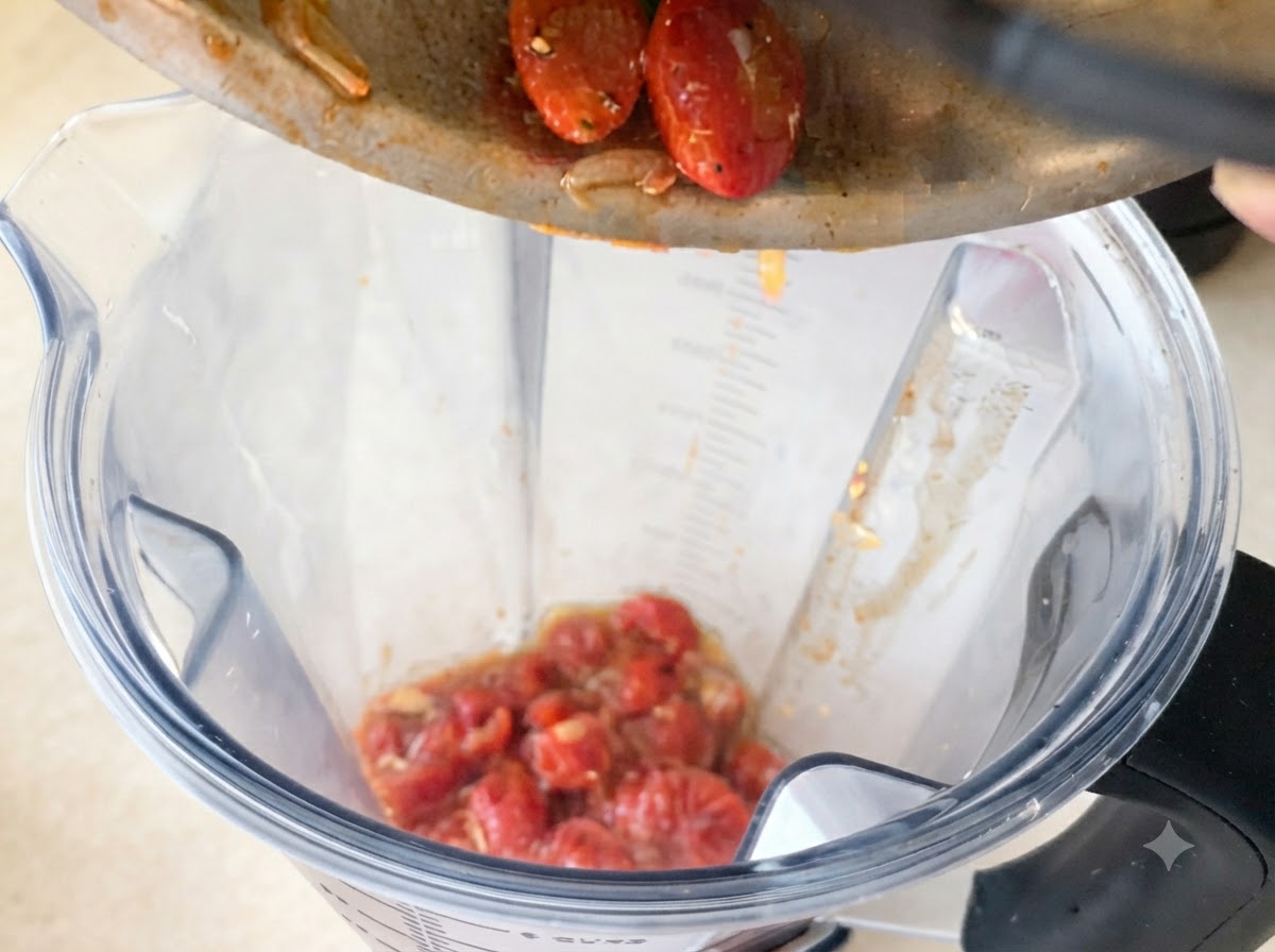 Ricca salsa di pomodoro rossa versata da una ciotola in una padella contenente aglio e peperoncino soffritti.
