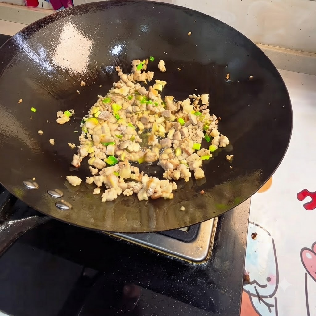 Carne macinata e aromi saltati in un wok.