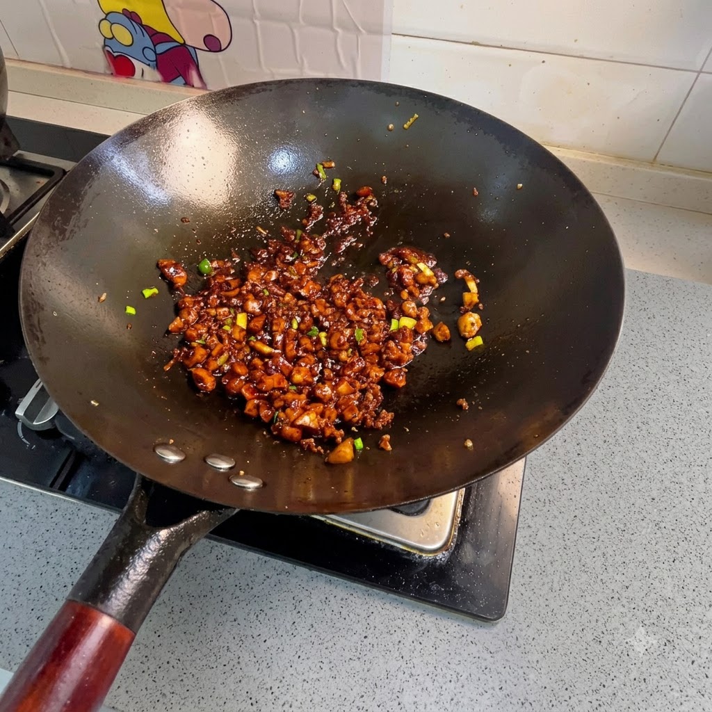 Carote a dadini, patate e cubetti di tofu fritto buttati nel wok con la carne macinata condita.