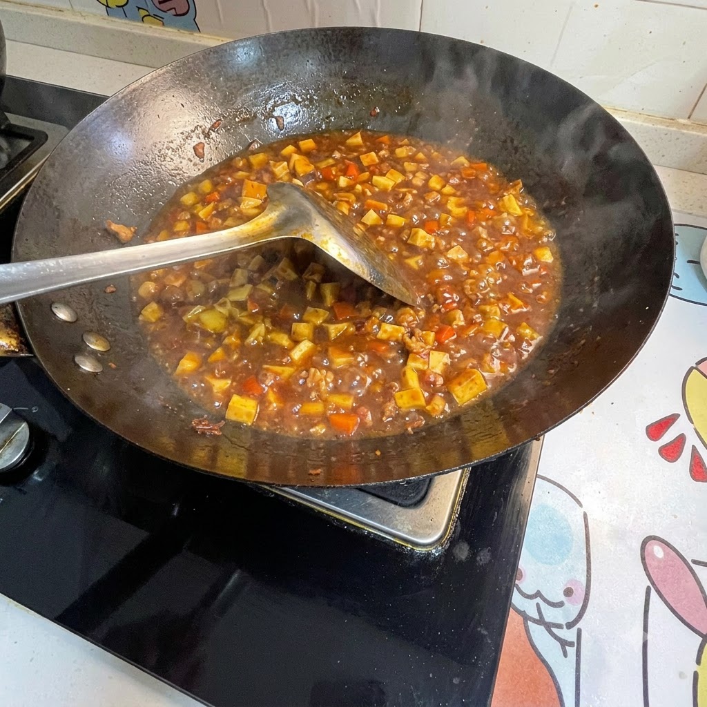 Amido in acqua mescolato nella salsa bollente nel wok per addensarla.