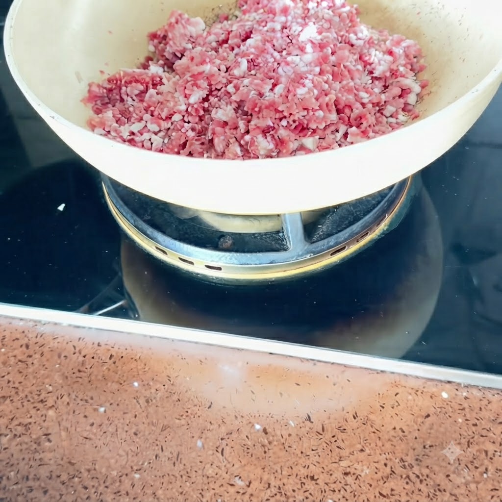 Cubetti di pancetta di maiale saltati in padella a fuoco medio.