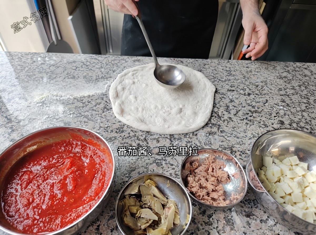 Un metallico mestolo che distribuisce la salsa di pomodoro rosso su una base per pizza piatta.