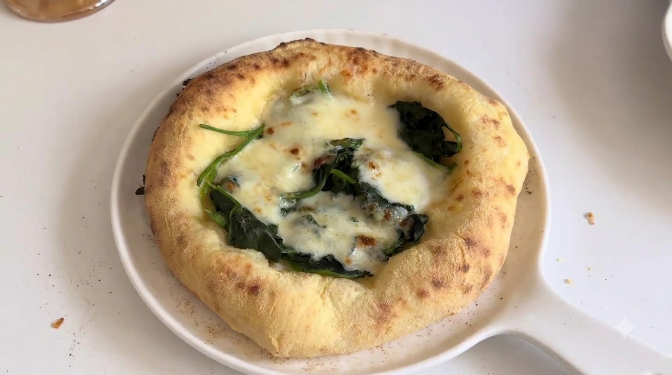 Pizza vegetariana con spinaci e formaggio (Impasto fatto in casa)