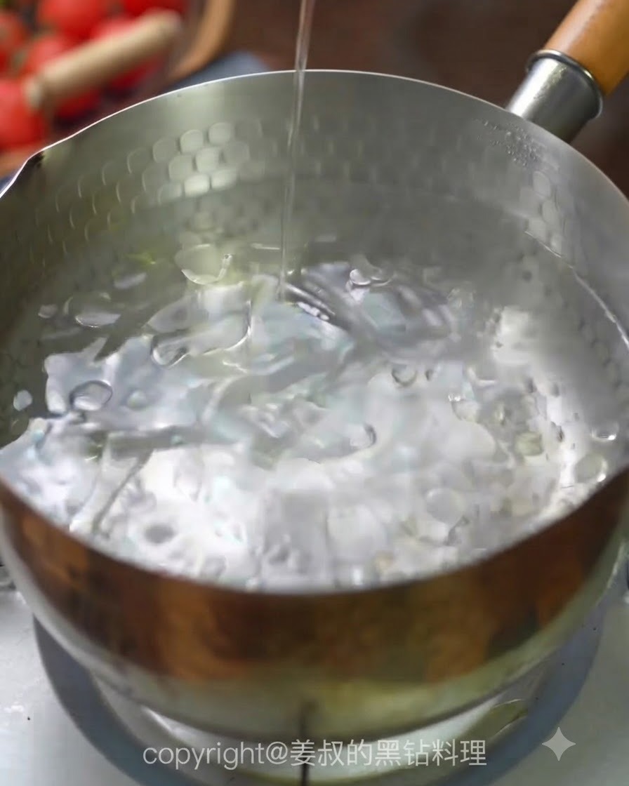 Spaghetti che vengono immersi in una pentola di acqua bollente.
