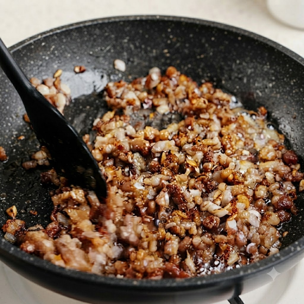 Steli tritati di erba cipollina verde e scalogno mescolati in una padella di carne macinata condita in simmering.