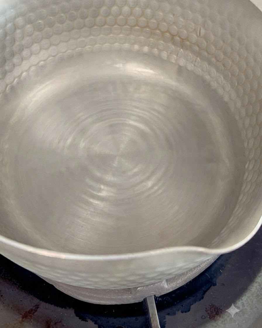 Fiocchi di katsuobushi in ebollizione in una piccola pentola dacqua per creare un saporito brodo dashi.