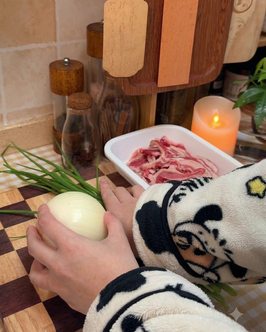 Una cipolla tagliata a strisce uniformi su un tagliere di legno.