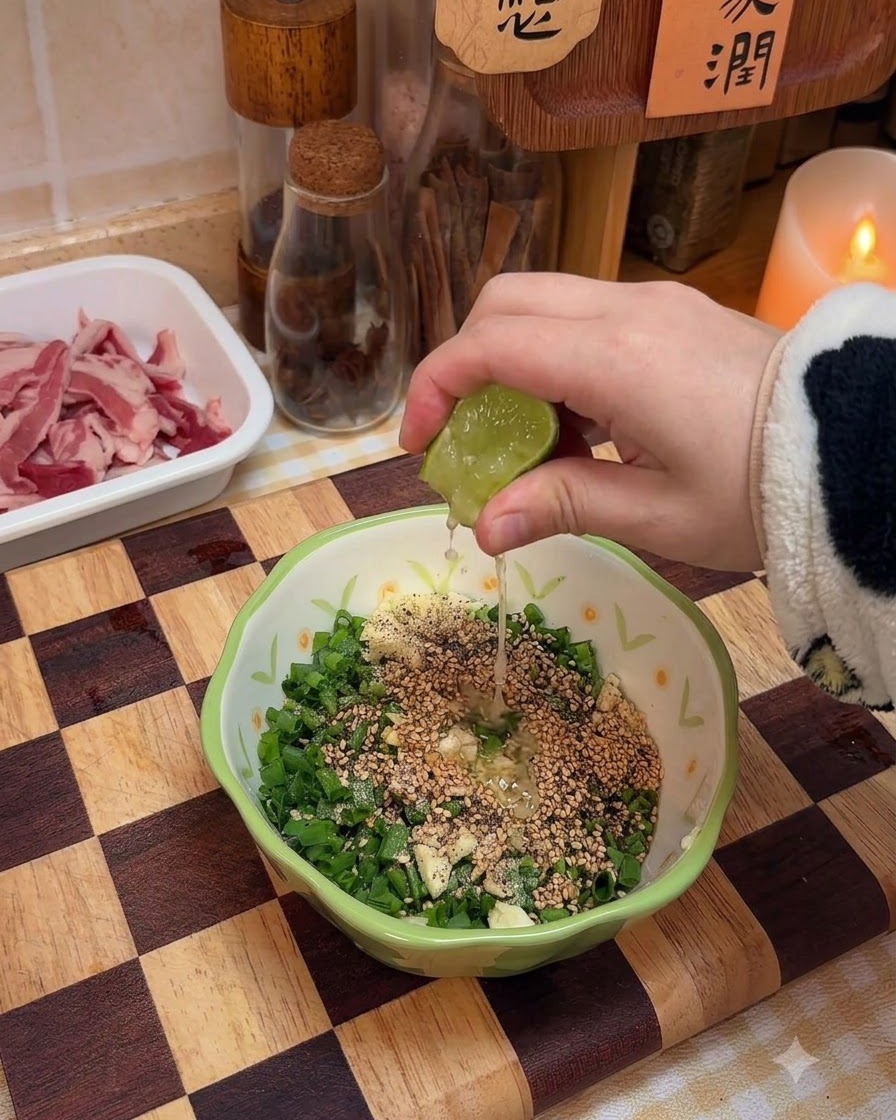 Succo di lime fresco spremuto direttamente nella ciotola con gli ingredienti della salsa.