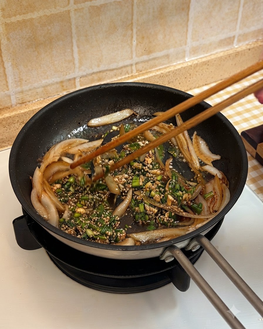 Fettine di manzo cotte aggiunte in padella e mescolate con cipolle e salsa usando le bacchette.