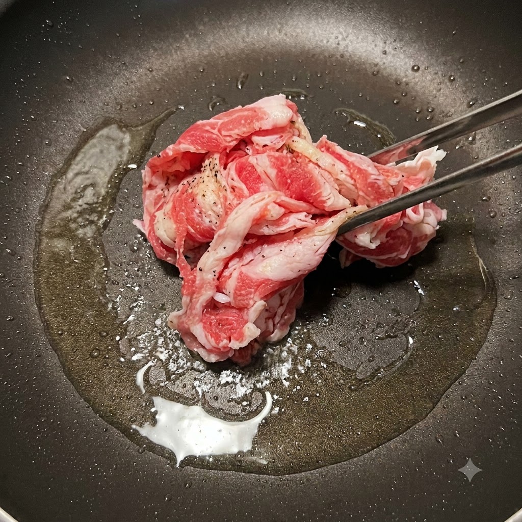 Fettine di manzo saltate in padella fino a doratura.