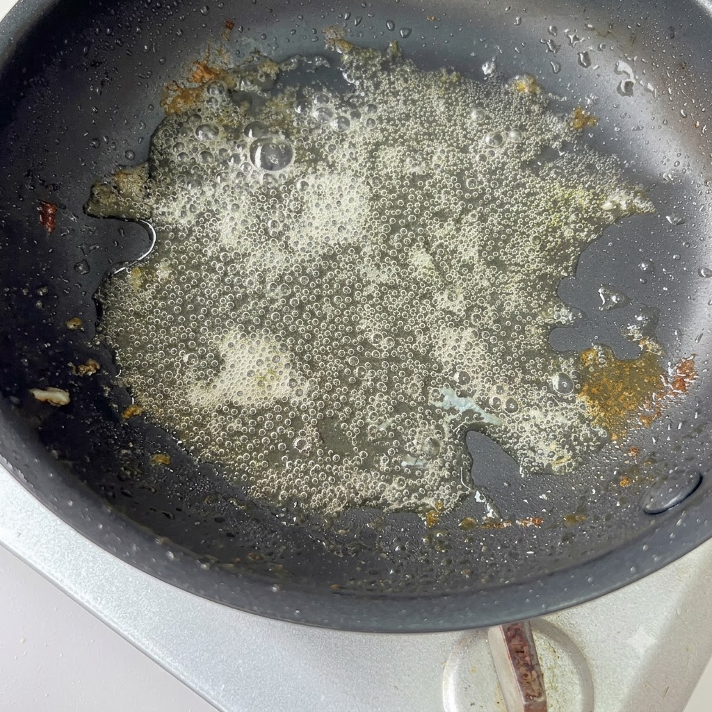 Cipolle rosse affettate saltate in padella calda con lolio rimanente.