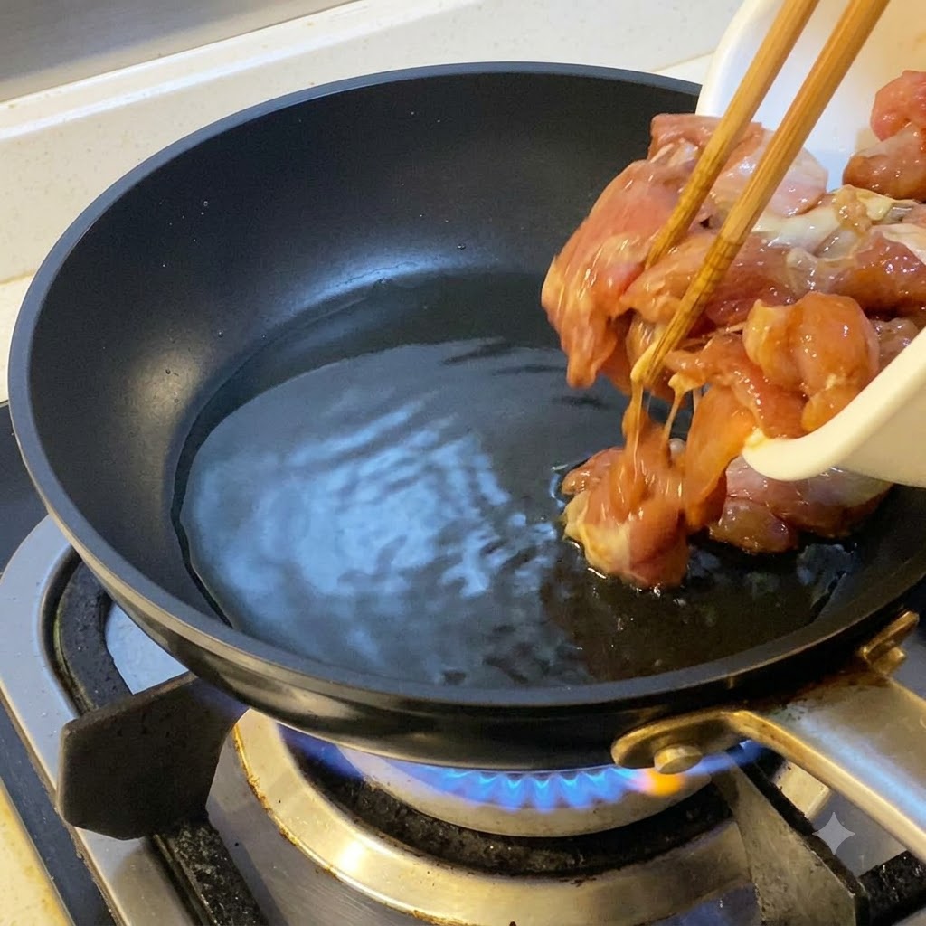 Pezzi di pollo marinato aggiunti con le bacchette in una padella calda untacite: 1.