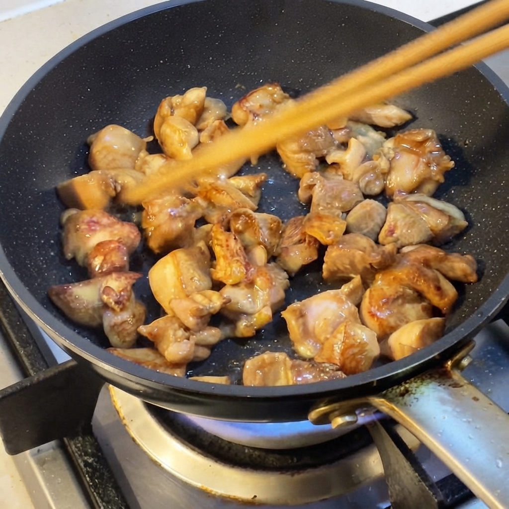 Pezzi di pollo saltati in padella con le bacchettecite: 1.