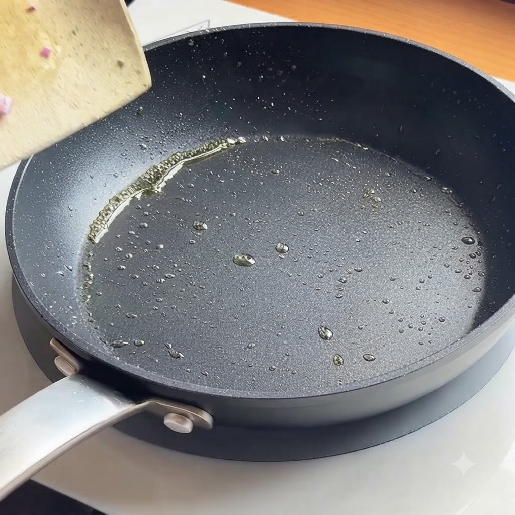 Cipolle rosse tritate che sfrigolano in una padella calda con olio.
