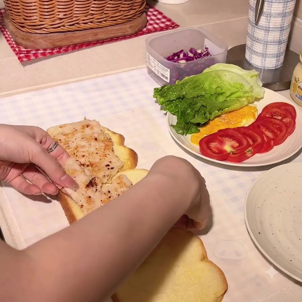 Senape al miele spremuta su una fetta di pane alla zucca con una cotoletta di pollo.