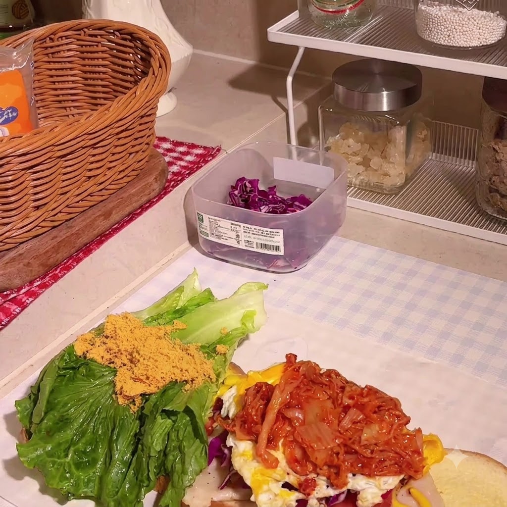 Pollo sfilacciato cosparso sopra linsalata e gli altri ripieni.
