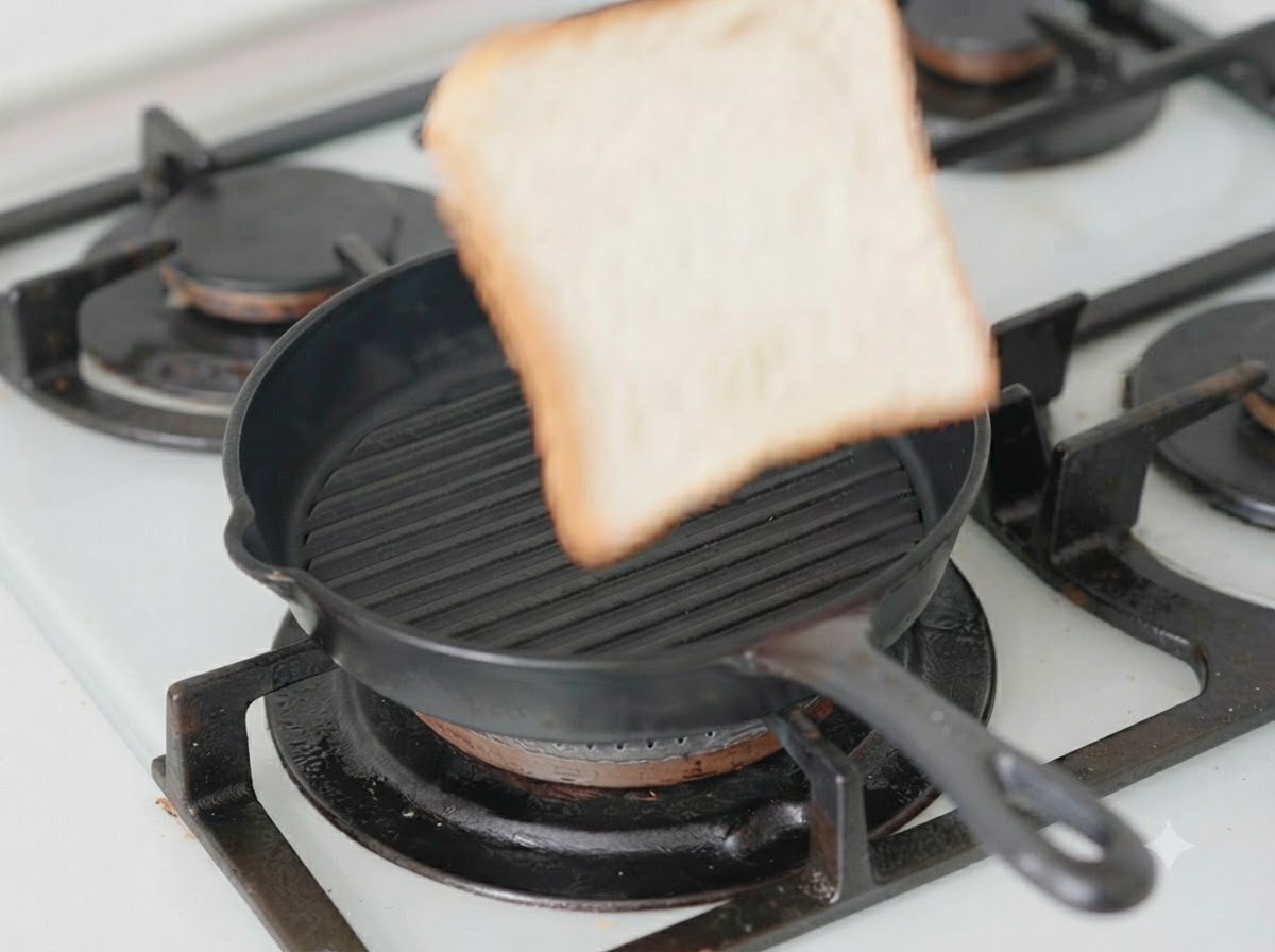 Una singola fetta di pane posizionata allinterno di una padella da grill nera con del formaggio sopra.