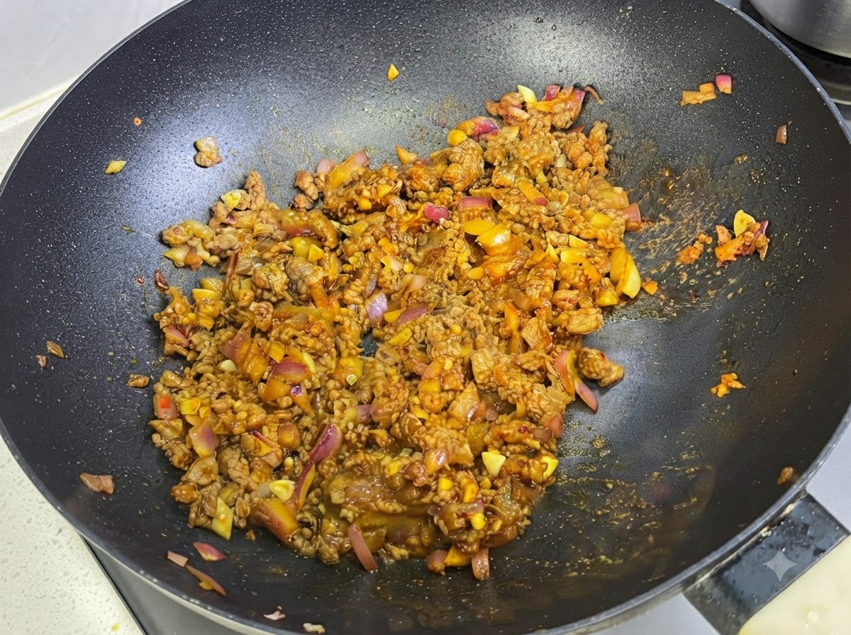 Latte incorporato nella salsa di curry e carne allinterno della padella.