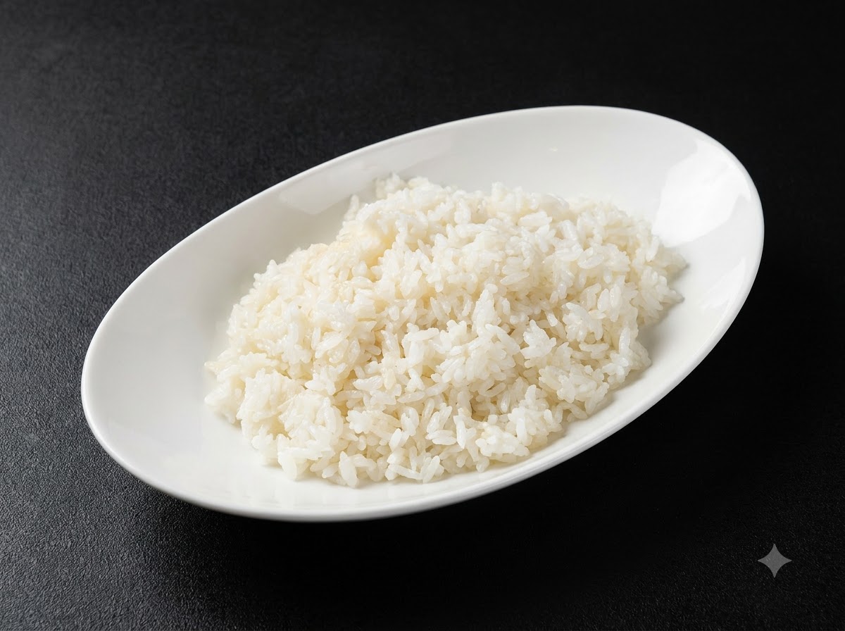 Una cotoletta di maiale ricoperta uniformemente da uno strato di amido di mais su una superficie di preparazione.