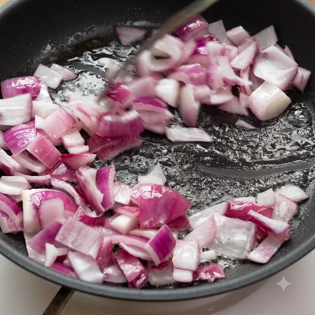 Cipolle rosse tritate saltate in padella con olio.
