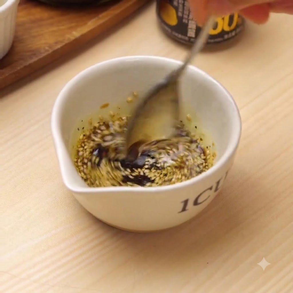 Un cucchiaio che mescola attivamente gli ingredienti del condimento allinterno di una ciotola bianca piccola.