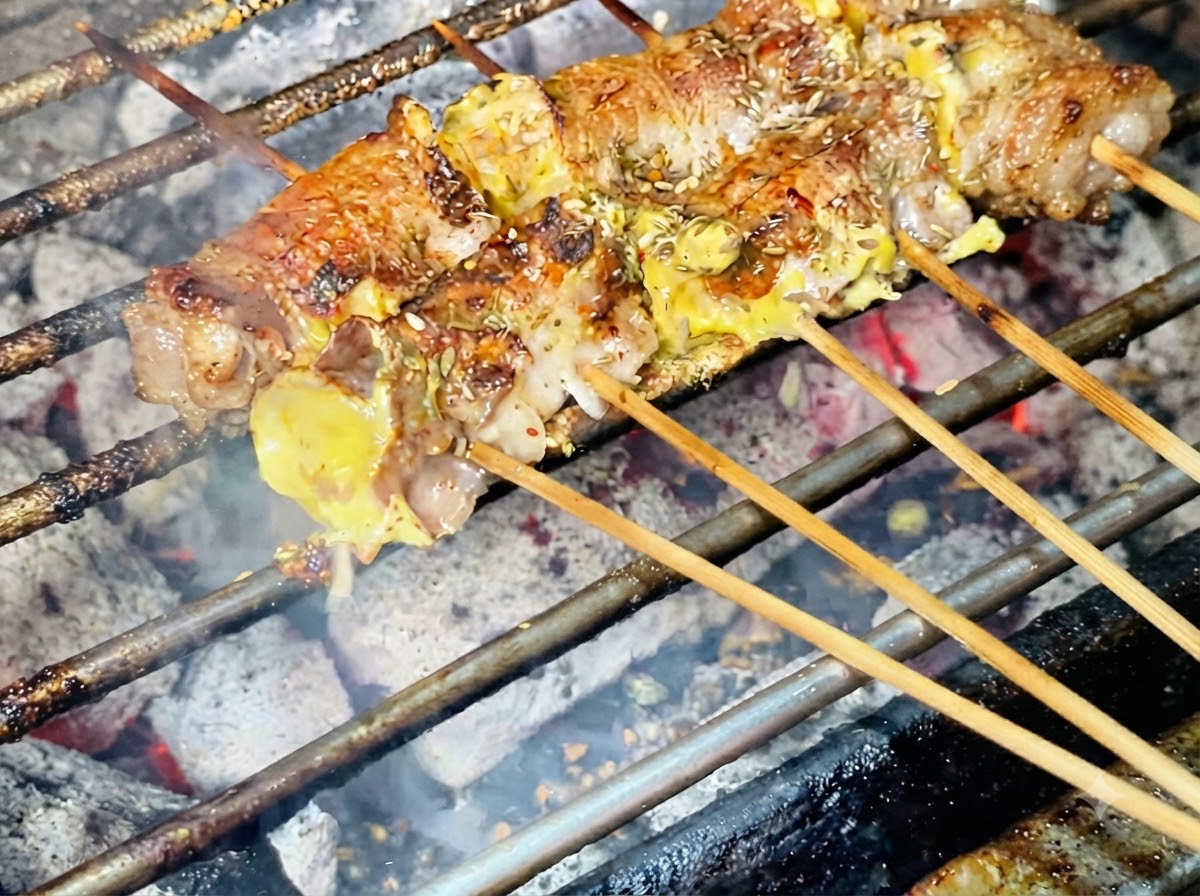 Semi di sesamo cosparsi sopra gli involtini di carne grigliati.