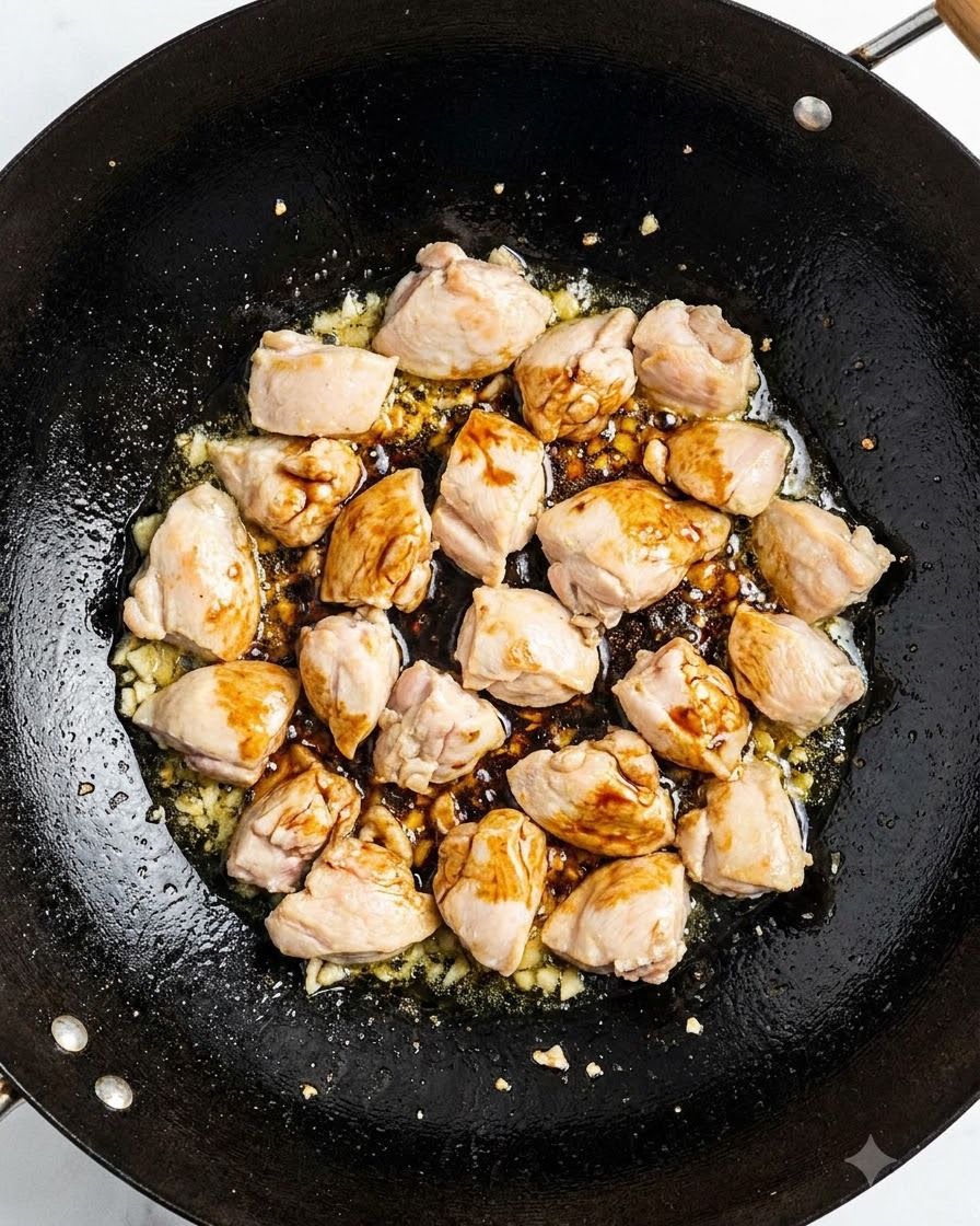 Costine di maiale saltate in un wok con salsa di soia e aromi.