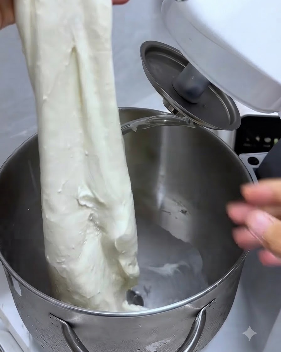 Allungamento di un pezzo di impasto per mostrare una forte membrana elastica simile a un guanto.