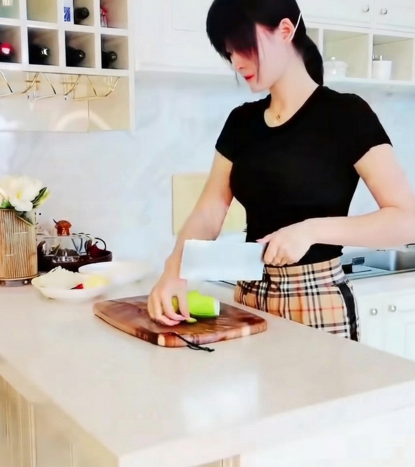 Un primo piano di zucchina verde tagliata a piccoli pezzi triangolari su un tagliere di legno.