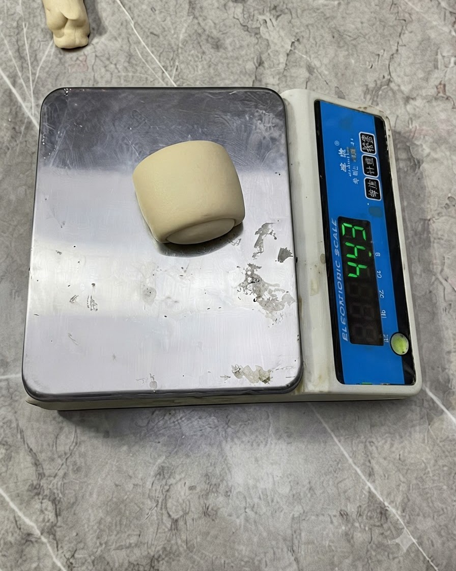 Una piccola pallina di impasto posizionata su una bilancia digitale elettronica.