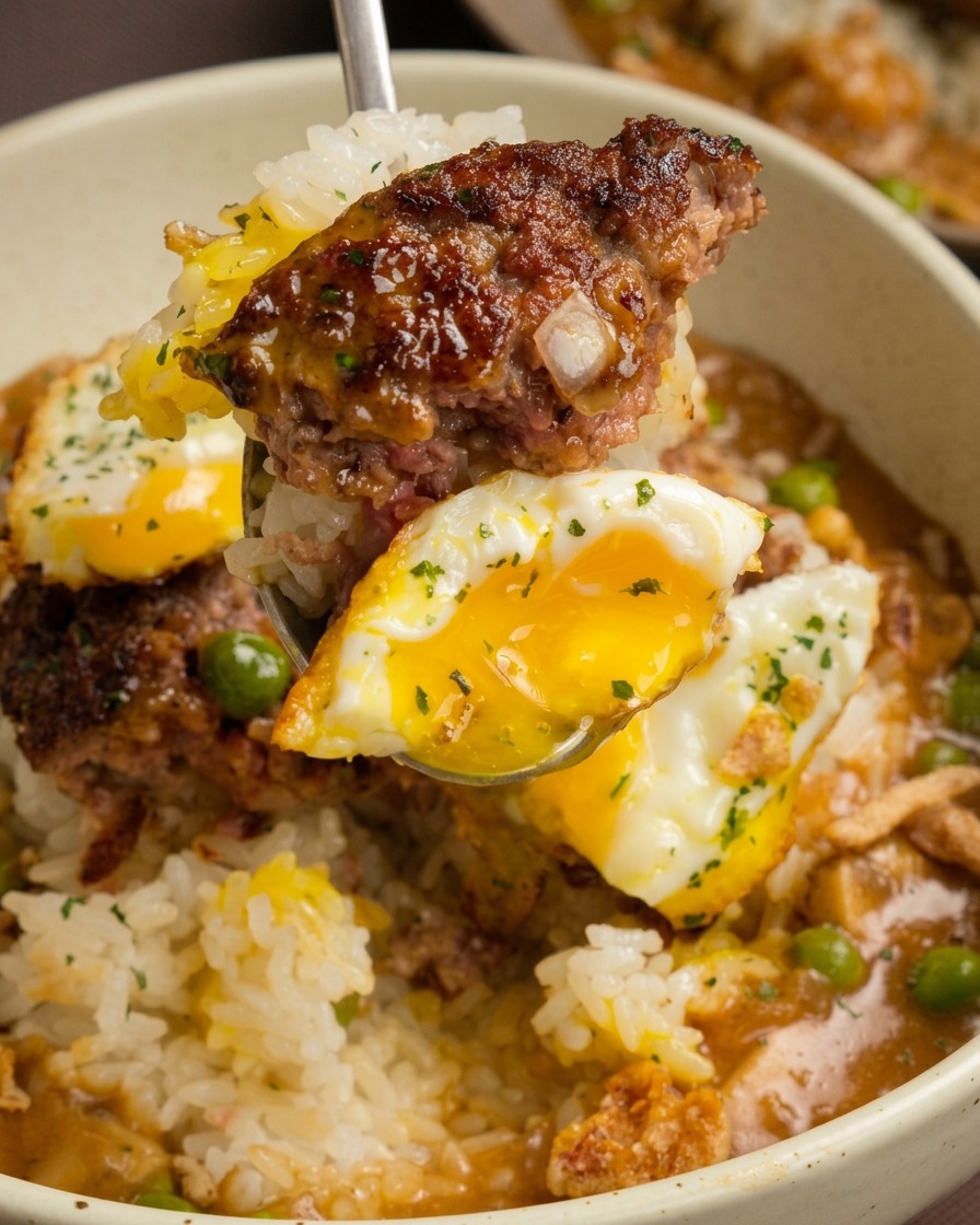Brodo di carne versato nella padella con verdure e farina per preparare la salsa gravy.