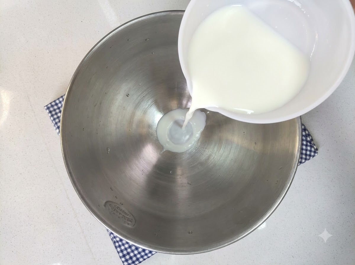 Latte, zucchero semolato, lievito, uovo e farina forte versati in una ciotola capiente.