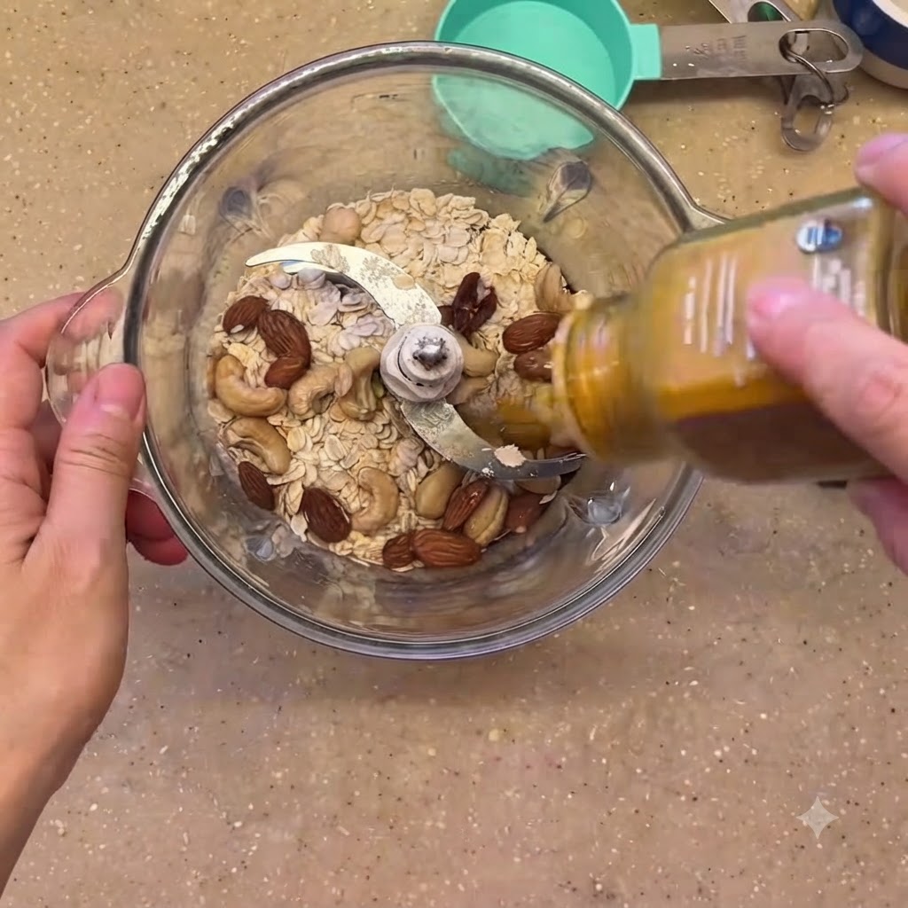 Curcuma in polvere fatta cadere da un contenitore nel frullatore.