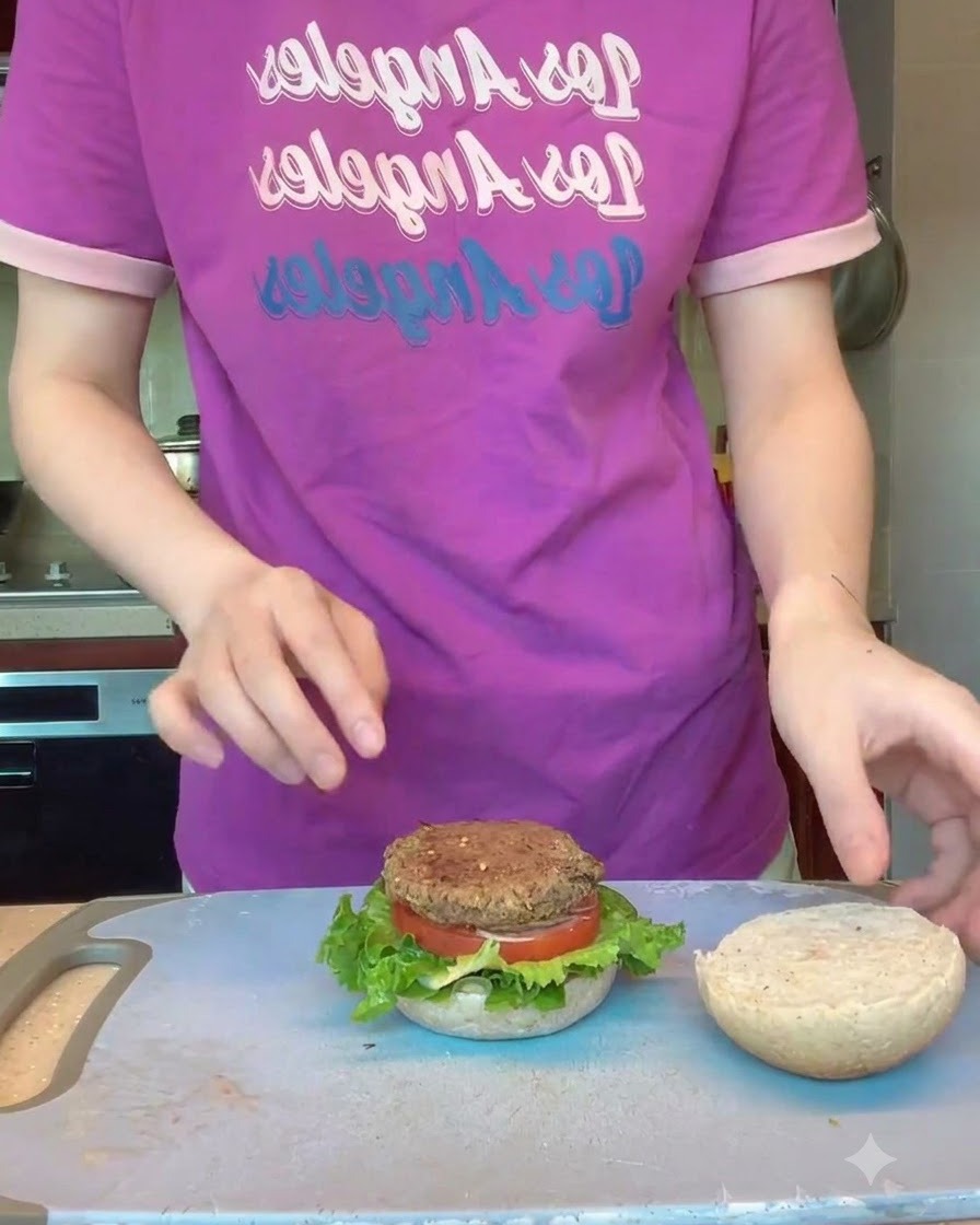 Un vassoio pieno di medaglioni di hamburger di fagioli neri modellati inserito in un forno.