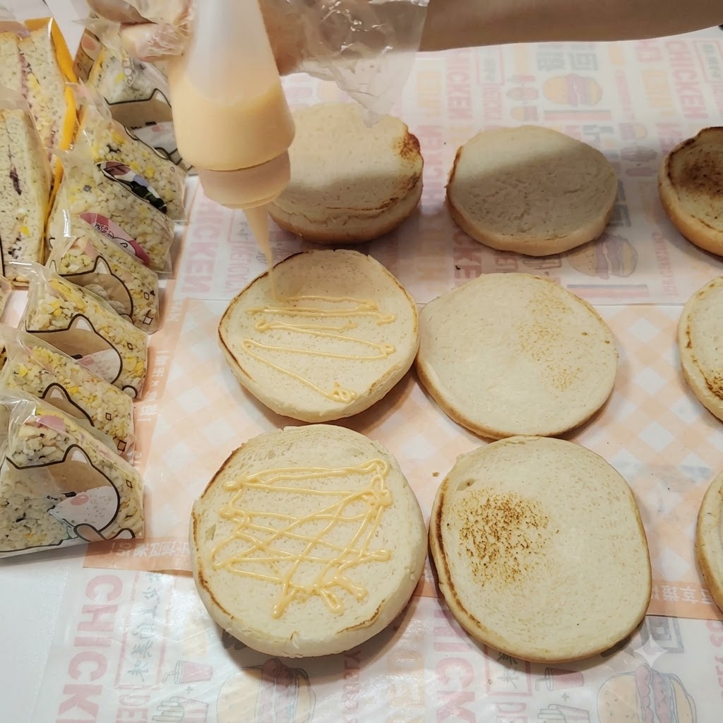 Salsa segreta spremuta con un motivo a zig-zag sulla superficie dei panini da hamburger.