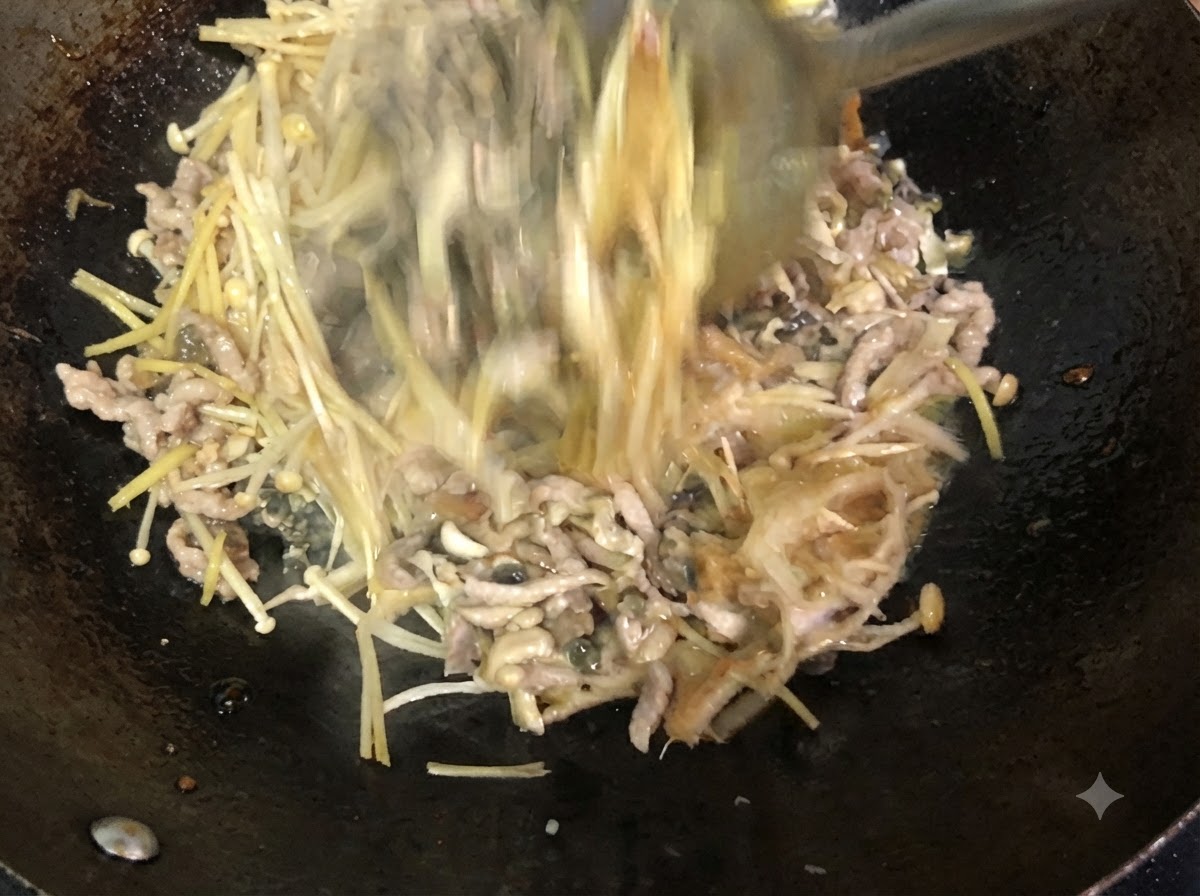 Ingredienti attivamente mescolati e amalgamati nel wok con una spatola di metallo.