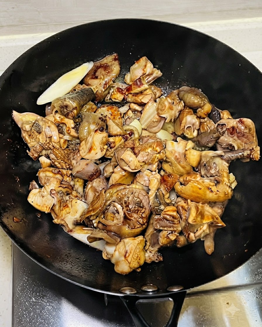 Versamento di salse tra cui salsa di soia chiara e scura sul pollo.