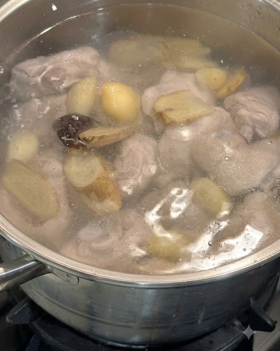 Funghi shiitake e acqua di ammollo aggiunti alla pentola contenente le cosce di pollo e gli aromi.